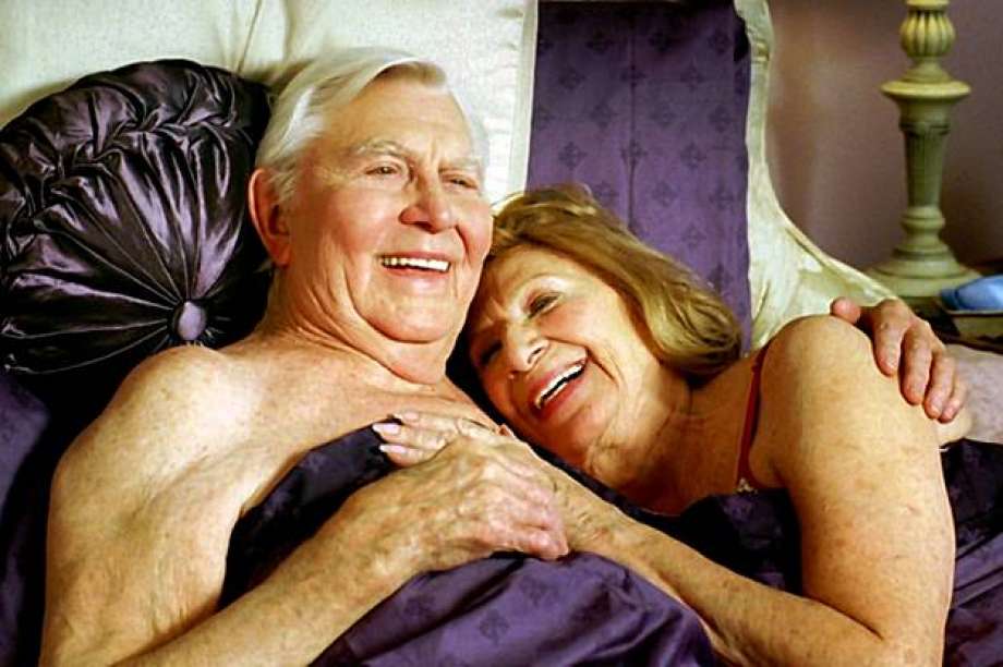 Секс фото бабушки в чулках с любимым хлопцем