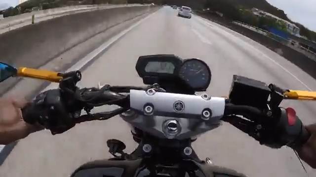 Queimaduras nas pernas em acidentes motociclísticos podem ser agravadas pelo uso de bermudas | Foto: Reprodução