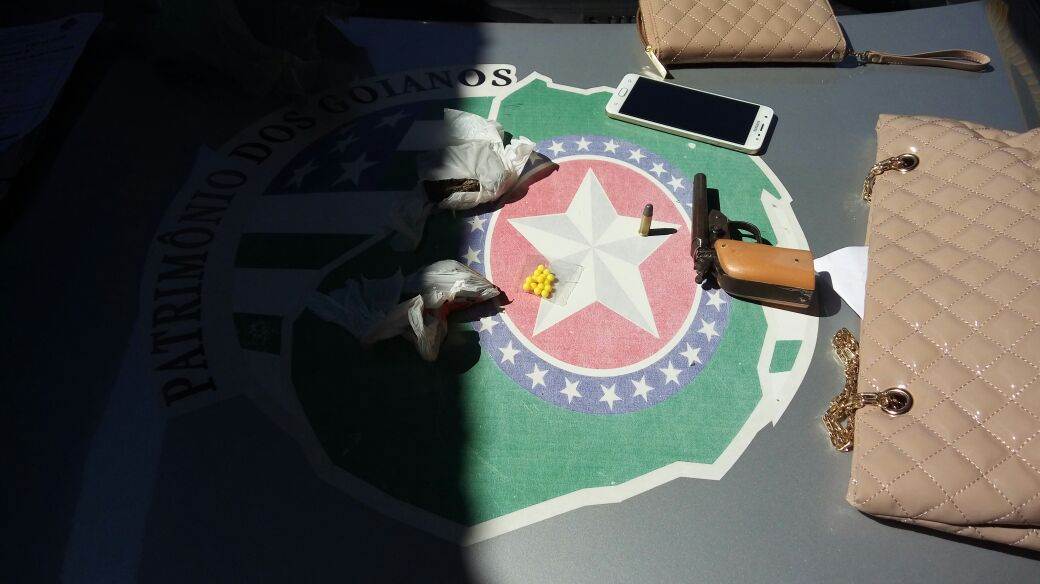 Com os suspeitos, foram identificados os objetos roubados e a arma usada no crime, do tipo garrucha de dois canos, com duas munições intactas de calibre 32, além de uma porção de droga | Foto: Divulgação / PMGO