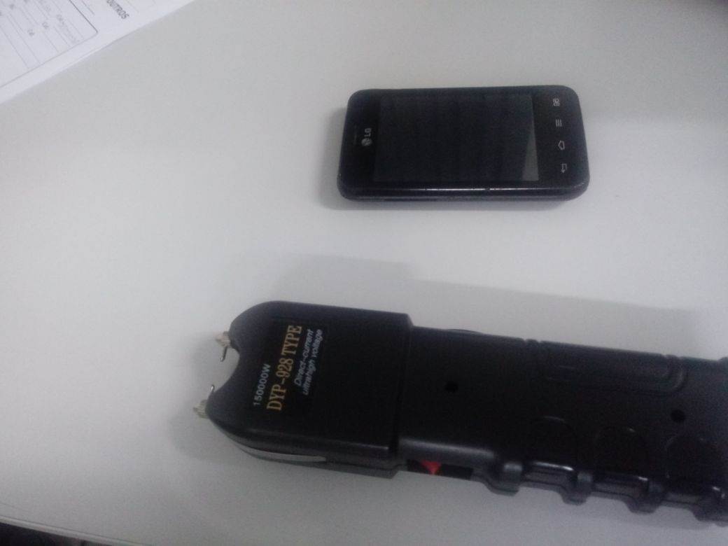 Arma de choque foi apreendida com os suspeitos | Foto: Divulgação / PM