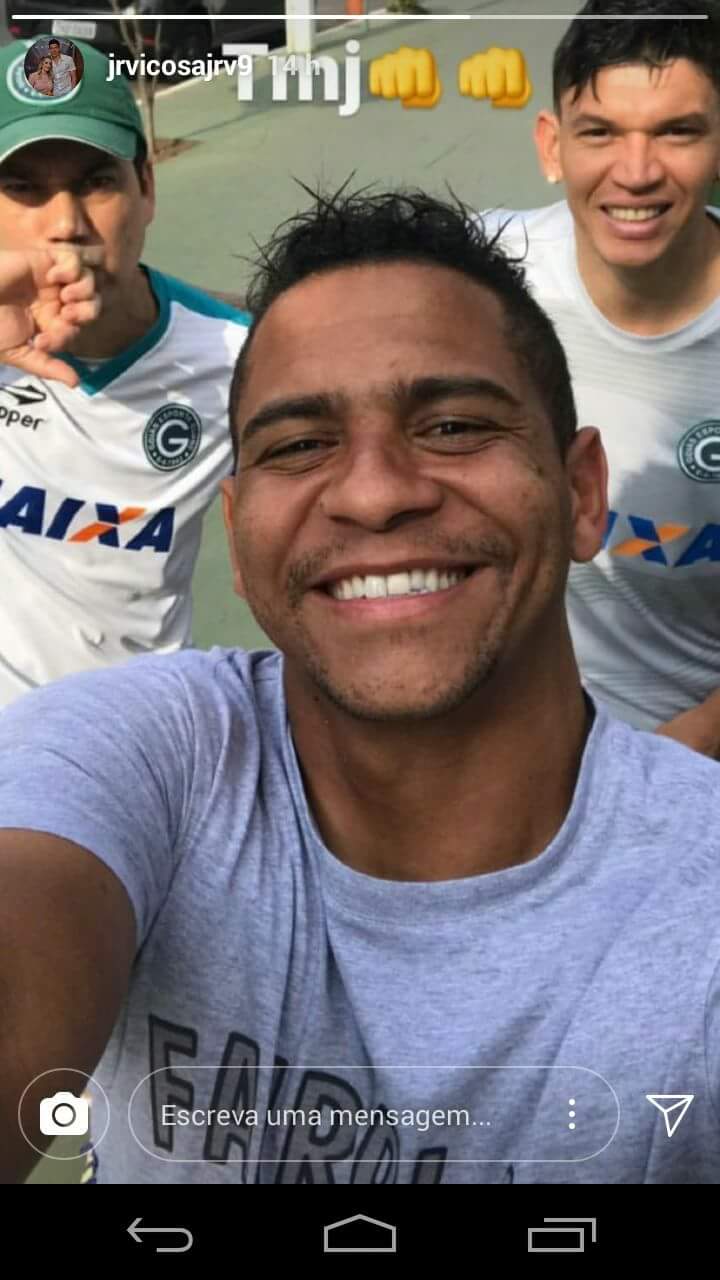 Foto em que aparecem o massagista Bebeto, ex-Goiás Walter e atacante Viçosa chamou a atenção dos seguidores do atleta esmeraldino | Foto: Reprodução / Instagram