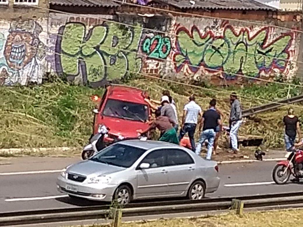 Motoristas que presenciaram e passavam pelo local do acidente, na Marginal Botafogo, ajudaram a retirar o carro de cima de uma das vítimas | Roosevelt De Sousa