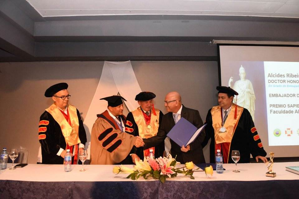 Certificados recebidos. É a primeira vez que a ODAEE oferece as duas honrarias a uma só pessoa | Foto: Divulgação
