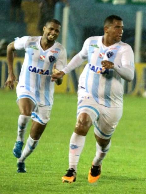 No Paysandu, tamanho da barriga de Walter vira piada na internet