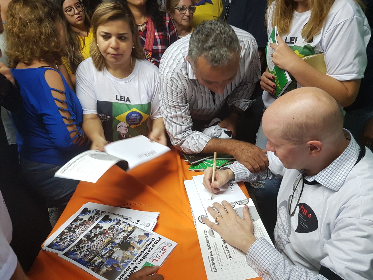 Demóstenes dá autógrafos e é assediado por 'selfies' em eventos dos quais participa | Foto: Divulgação'