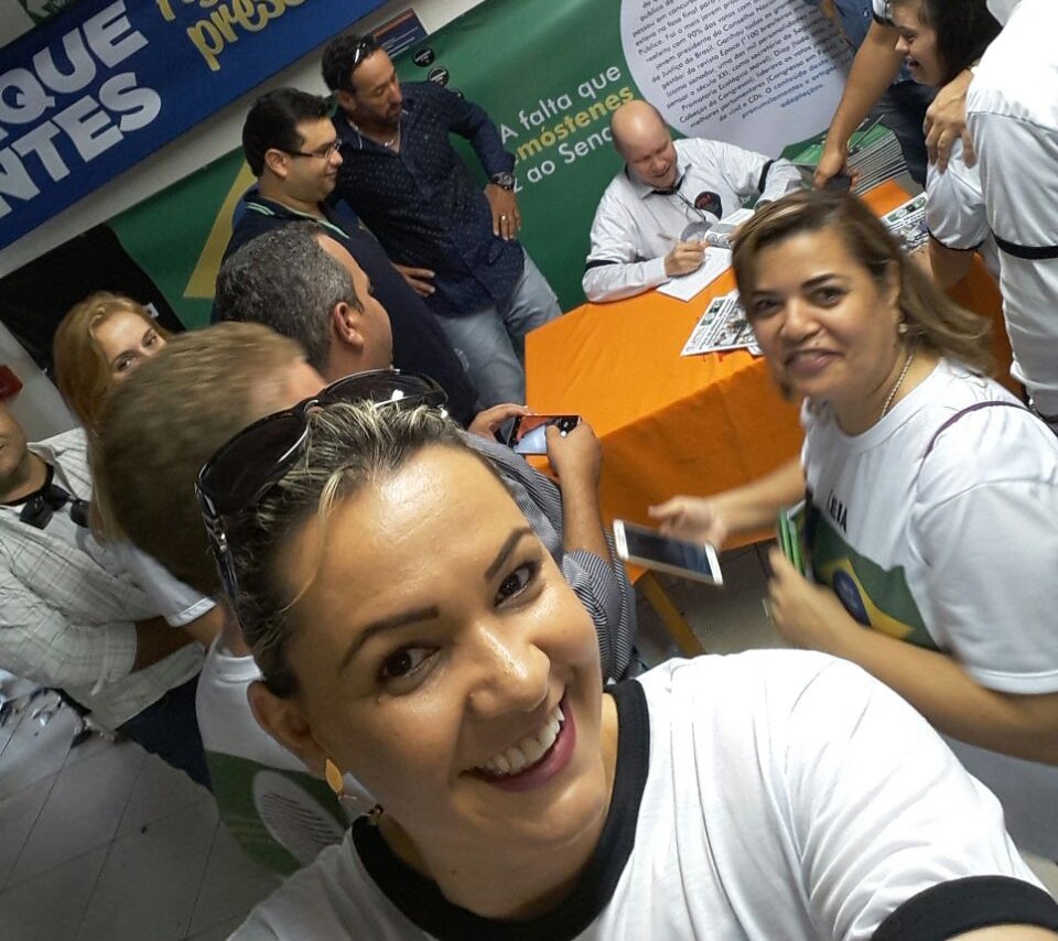 Demóstenes dá autógrafos e é assediado por 'selfies' em eventos dos quais participa | Foto: Divulgação