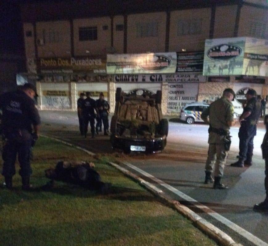 Homem é detido após capotar veículo roubado e tentar fugir a pé no Setor Coimbra | Foto: Divulgação Homem é detido após capotar veículo roubado e tentar fugir a pé no Setor Coimbra | Foto: Divulgação