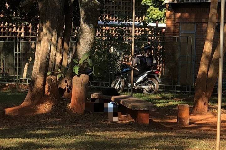 A vítima estava sentada em um banco quando foi atingida por vários disparos a queima roupa