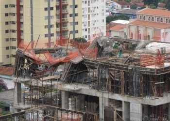 Da janela de seu apartamento, o leitor capturou com sua câmera a queda da estrutura de um prédio em construção localizado ao lado de sua residência