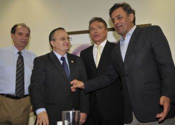 Senadores Aloysio Nunes, Pedro Taques, Álvaro Dias e Aécio Neves durante reunião de senadores da bancada do PSDB que anunciou apoio formal à candidatura do senador Pedro Taques à presidência do Senado