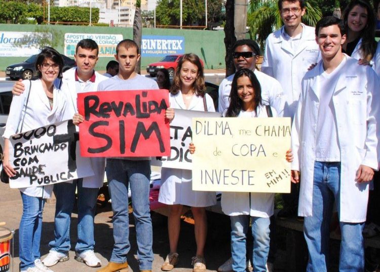 Estudantes de Medicina de Goiás protestam contra importação de médicos