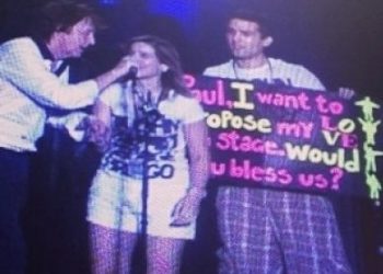 Com um cartaz com os dizeres "Paul, eu quero pedir meu amor em casamento no palco. Você pode nos abençoar", Kenzo e conseguiu subir com Caroline ao palco durante último show no Brasil