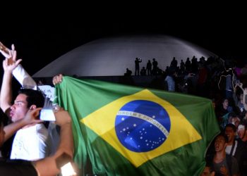 Manifestantes protestam em frente ao Congresso Nacional. O protesto é contra gastos na Copa, corrupção e por melhorias no transporte público, na saúde e na educação