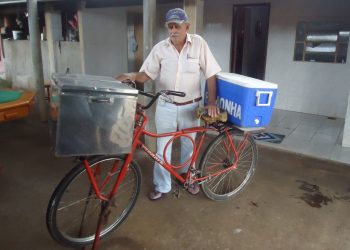 Jorcelin José da Silva diz que sustenta a família apenas com o dinheiro das vendas diárias. Ele é conhecido na região por vender pamonhas em uma bicicleta
