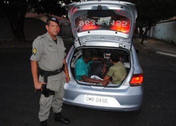 Sargento Vieira ao lado dos menores apreendidos