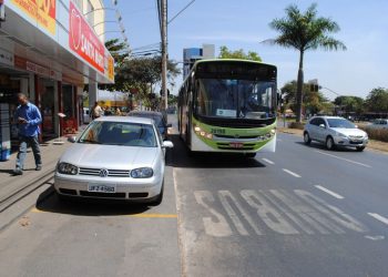 Com autorização da prefeitura comerciantes rebaixam parte da calçada, sem prejudicar a via dos pedestres