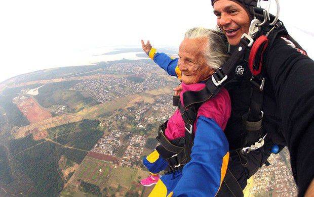 Vovô de 103 anos comemora formatura de netos pulando de paraquedas