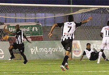 Massagista tira gol em cima da linha e gera confusão / Foto: Divulgação