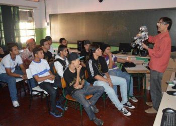 Nas aulas de robótica, alunos aprendem ao mesmo tempo física, matemática e engenharia