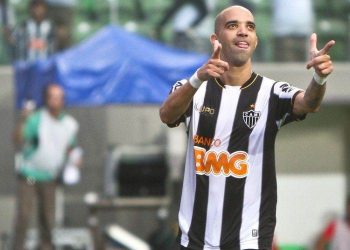 Tardelli marca três e deita e rola no Goiás