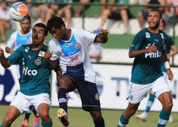 Meia Araújo disputa a bola (Foto: Wildes Barbosa)