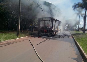 Ônibus é incendiado durante manifestação no Itatiaia (DM / Fotógrafo: Bill Guerra)