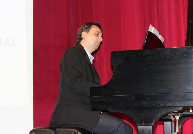Participam do recital o professor do Câmpus Goiânia do IFG e pianista, Sérgio de Paiva, mais músicos convidados