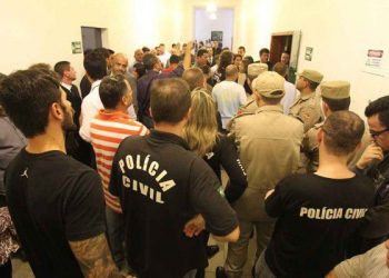Policiais civis forçam entrada em sessão na Assembleia Legislativa (Foto: Diomício Gomes/O Popular)