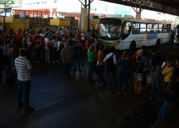 Manifestantes fecham Terminal Praça da Bíblia (Foto: Edison Pelikano/ Diário da Manhã)