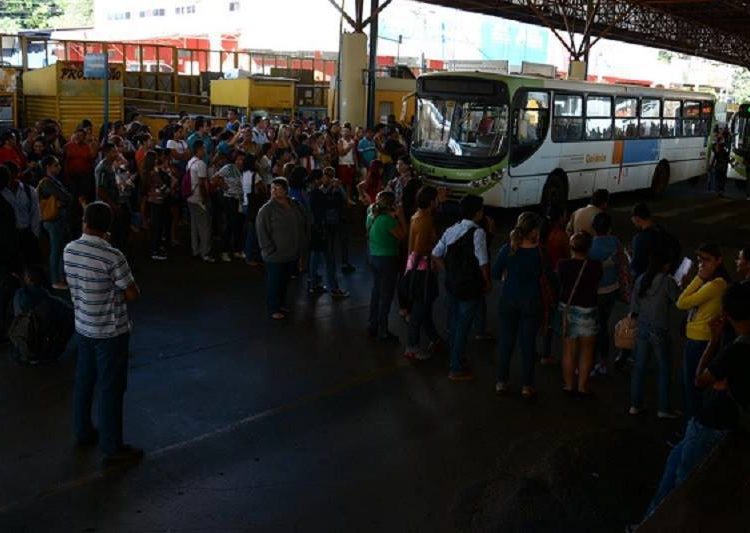 Manifestantes fecham Terminal Praça da Bíblia (Foto: Edison Pelikano/ Diário da Manhã)