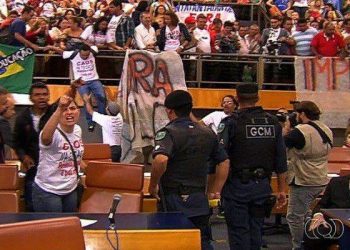 Pedido de impeachment do prefeito Paulo Garcia foi negado pelos vereadores, mas professores ainda ocupam o plenário