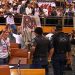 Pedido de impeachment do prefeito Paulo Garcia foi negado pelos vereadores, mas professores ainda ocupam o plenário