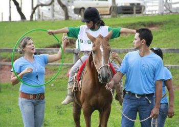 Equoterapia é um tratamento terapêutico que utiliza o cavalo para a reabilitação de pessoas portadoras de necessidades especiais físicas ou mentais