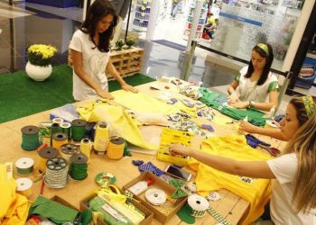 Roupas doadas serão customizadas de verde e amarelo, recebendo assessórios, bandeiras do Brasil e outros adereços