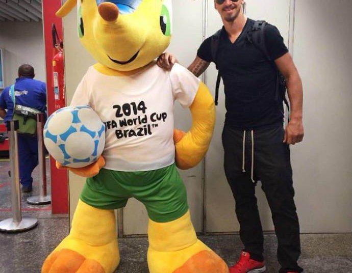 Craque da seleção sueca posa ao lado do mascote da Copa do Mundo 2014, Fuleco (Foto: Reprodução / Instagram)
