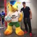Craque da seleção sueca posa ao lado do mascote da Copa do Mundo 2014, Fuleco (Foto: Reprodução / Instagram)