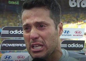 Júlio Cesar se emocionou antes e após a vitória contra o Chile (Foto: Reprodução Globo)