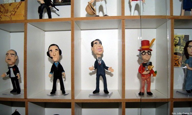 São centenas de bonequinhos expostos gratuitamente para visitação no restaurante Primeiro Galeto
