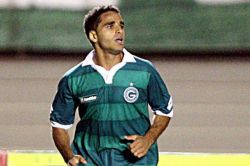 Douglas é formado nas categorias de base do Goiás e foi revelado pelo técnico Émerson Leão, em 2009 (Foto: Reprodução)