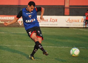 Hélio treina com novidades no elenco titular (Foto: Guilherme Salgado)