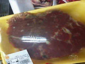 Carne com má aparência (Foto: Reprodução/TV Anhanguera)