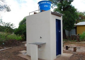 Os Módulos Sanitários Domiciliares (MSD) são banheiros completos, dotados de todas as instalações hidro sanitárias, com pia de cozinha e tanque nas paredes externas e destinação dos esgotos para o sistema tanque séptico e sumidouro