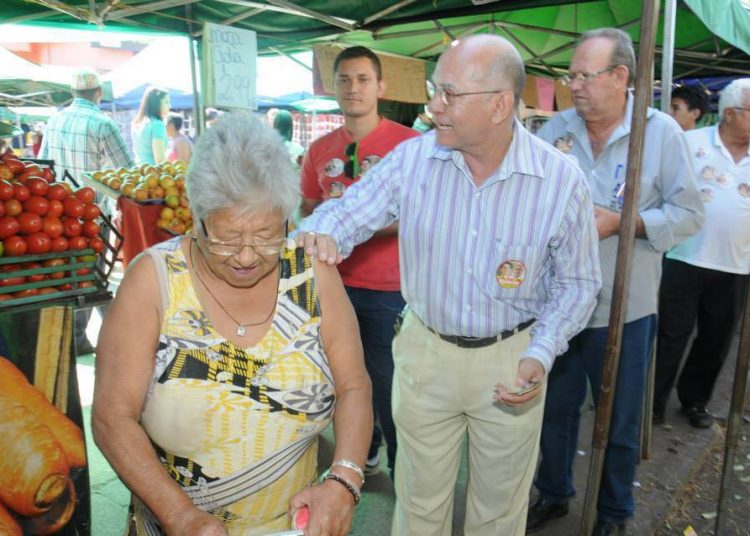 Por onde passa, Alcides conversa com a população e divulga os projetos e propostas de Vanderlan e sua coligação