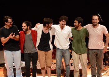 O grupo traz o espetáculo O Bazarique Mazombo, com execução de canções do álbum gravado em 2013