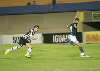 Ramon driblou o goleiro e marcou o gol da vitória do Goiás. (Foto: Site Goiás E.C.)