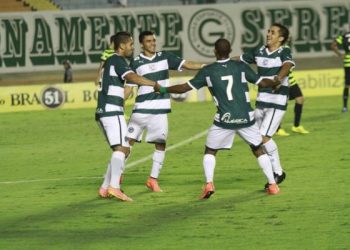 Jogadores do Goiás comemoram um dos gols com homenagem ao Dia das Crianças. (Foto: Site Goiás E.C.)