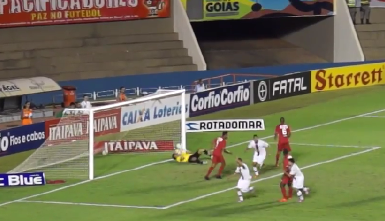 Edigar Junio marca de cabeça o gol da vitória do Joinville.