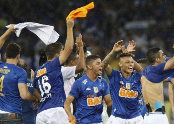 Jogadores comemoram o tetracampeonato no gramado do Mineirão (Foto: Site Oficial do Cruzeiro)