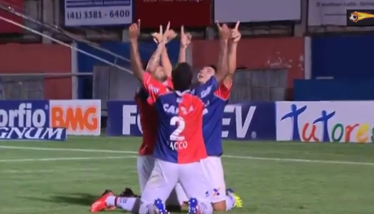 Jogadores do Paraná comemoram primeiro gol do jogo