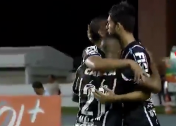 Jogadores do Corinthians comemoram o gol da vitória